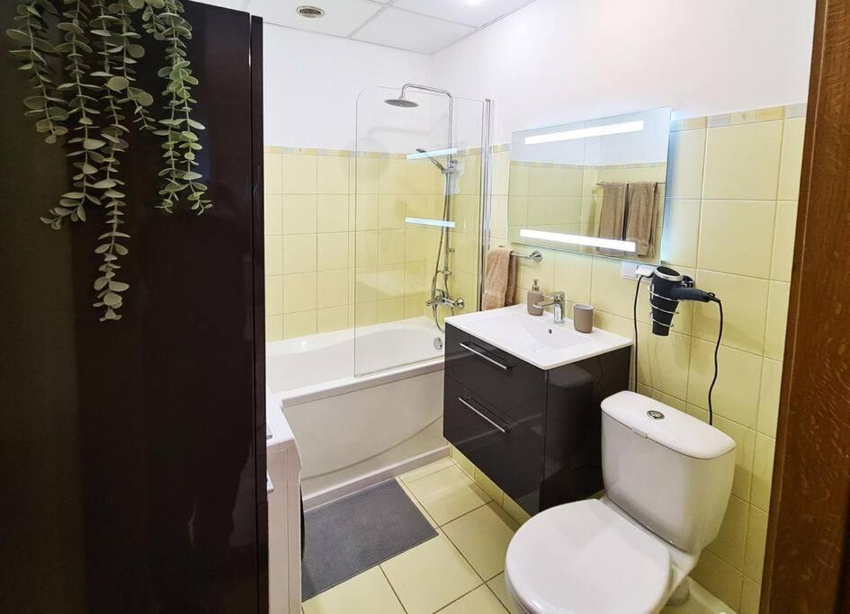 Stylish Apartment With Parking & Spacious Balcony Riga Ngoại thất bức ảnh